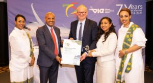 pressefrühstück-ceo-von-ethiopian-airlines-tewolde-gebremariam-erhält-auszeichnung-übergabe