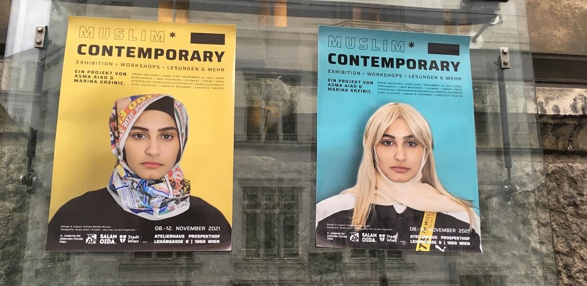 Muslim Contemporary Plakate vor der Ausstellung in gelb und türkis. Zeigt zwei Frauen, eine mit Kopftuch, eine mit einer blonden Perücke.