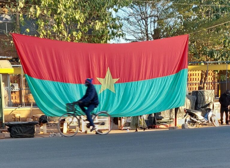 Eadfahrer-vor-burkinischer-flagge
